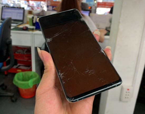 Dấu hiệu nên thay mặt kính, màn hình Samsung s10 plus.