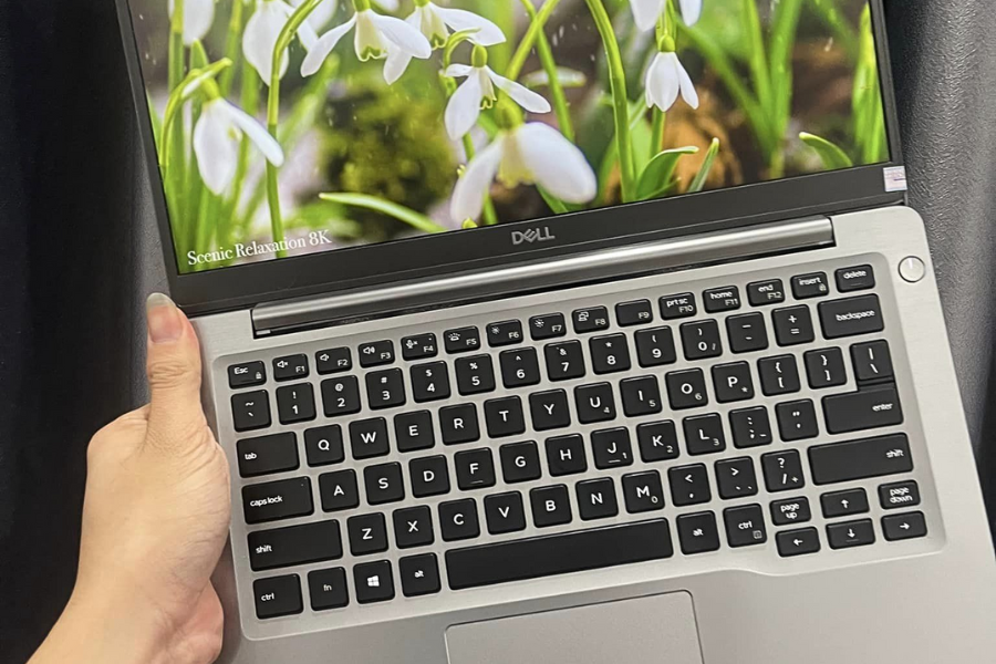 Bàn Phím Thoải Mái, Touchpad Nhạy Bén