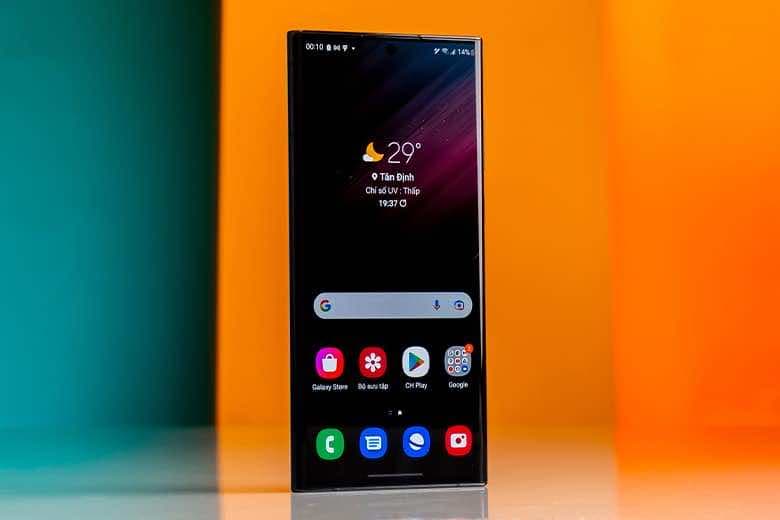 Màn hình 6.8 inch 120 Hz tương thích bút S-Pen tiện ích