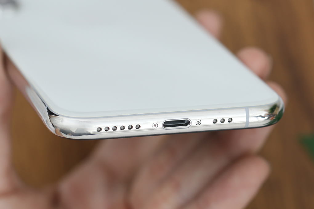 iPhone Xs 64GB sở hữu loa ngoài sống động