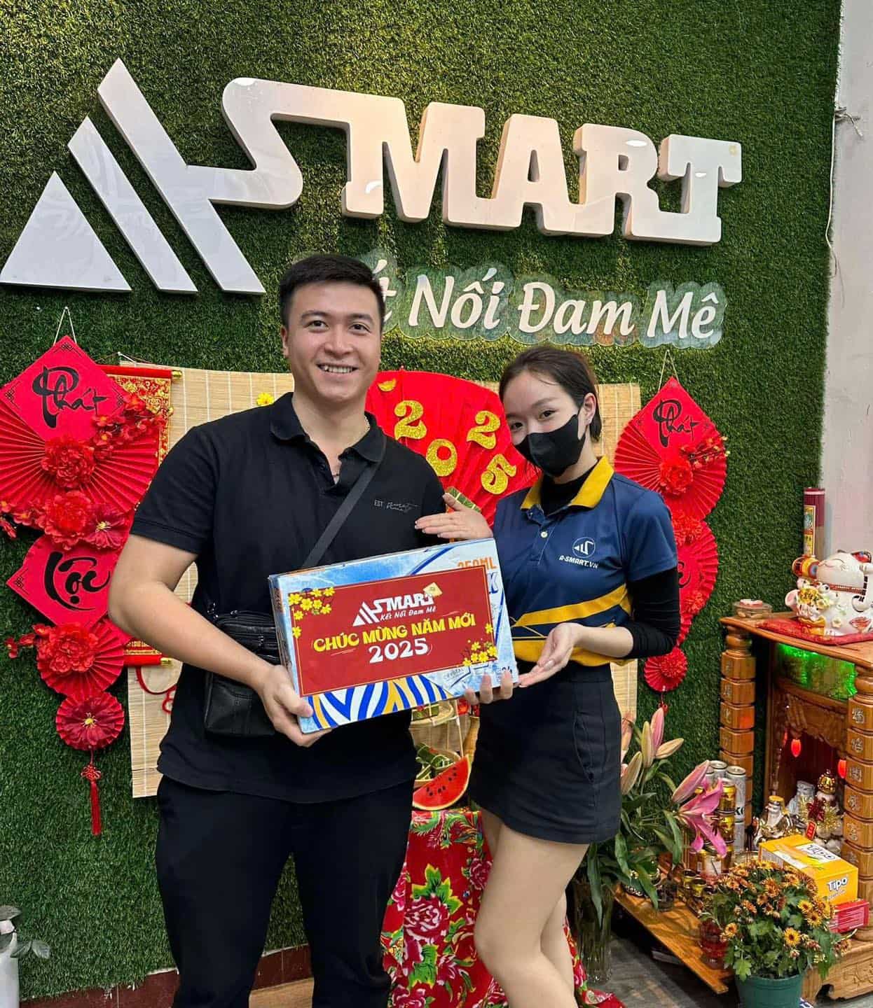 Khách hàng mua điện thoại tại Asmart