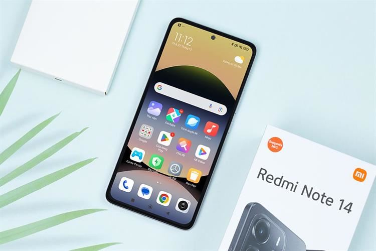 Thiết kế gọn nhẹ, màn hình AMOLED FHD+ sắc nét