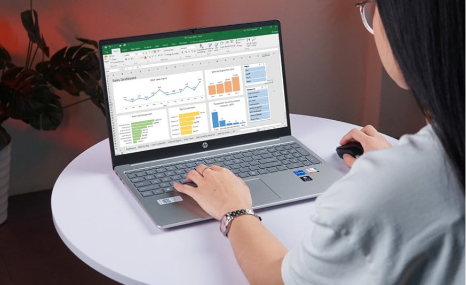 Bàn phím Full-size tiện lợi cùng Touchpad mượt mà