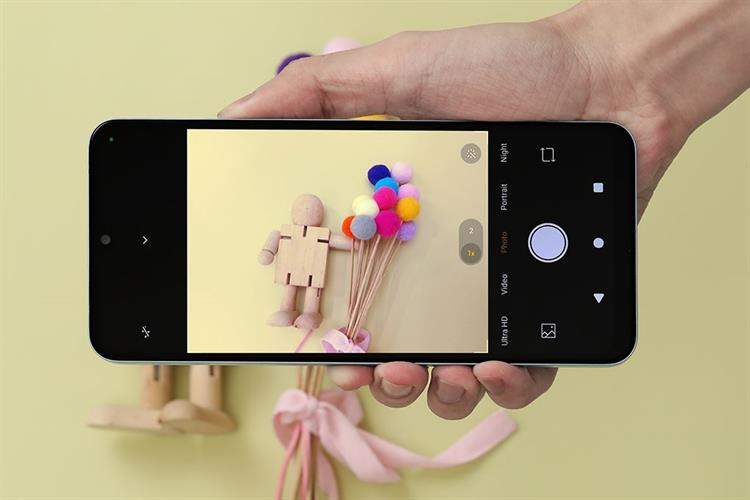 Camera đáp ứng tốt nhu cầu chụp ảnh, gọi video và học tập